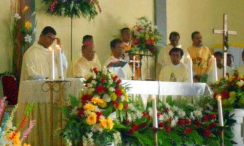 Mgr. Fransiskus Kopong Kung, PR (kedua dari kiri) sedang memimpin misa konselebran