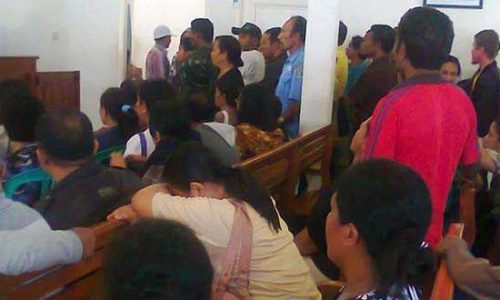 Nasabah yang berjubel dalam Kantor Mitra Tiara