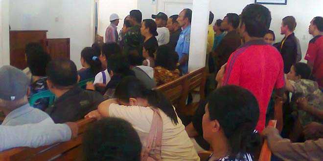 Nasabah yang berjubel dalam Kantor Mitra Tiara