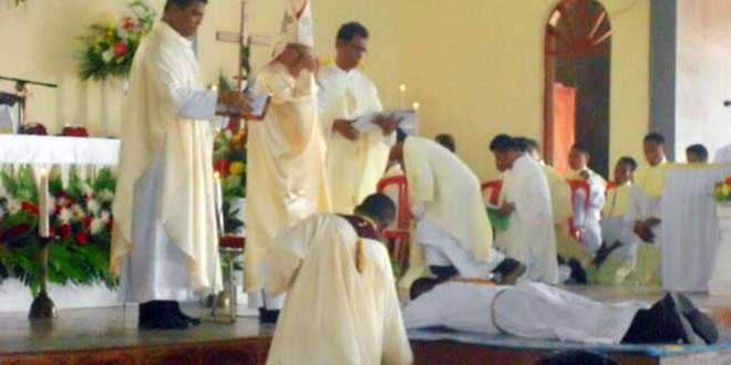 Romo Mikhael Alfianus Mulan Kabelen, PR, tidur telungkup di Altar Tuhan sedang diurapi