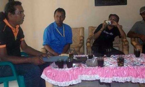 Beberapa wartawan dari kiri ke kanan Sultan de Grode (suluhnusa.com), Alexander Taum (Media Indonesia), Alfino Beraf (Aktualita) dan Vinsen Benidau (Jawas Pos Timor Expres), sedang berdikusi bagaimana membangun Indonesia dari Lembata. (foto :ist)