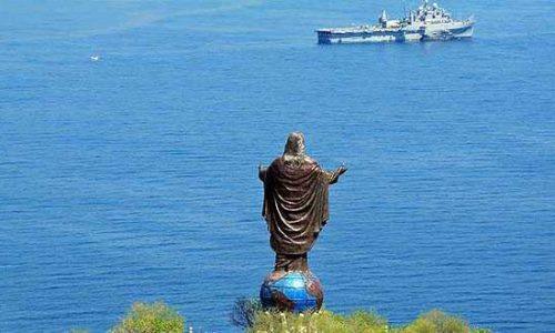 Patung Kristus Raja menghadap ke Pantai Kota Dili. (foto : ist)
