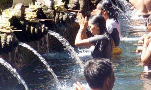 Pengunujng sedang berendam sambil berdoa di Tirta Empul (foto : ist)