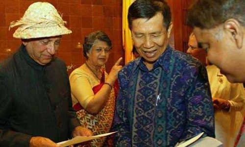 Salah seorang tamu (kiri ) mengenakan topi Capil-topi khas petani Bali kenangan dari Gubernur Bali, Made Mangku Pastika.