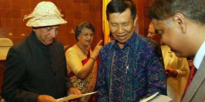 Salah seorang tamu (kiri ) mengenakan topi Capil-topi khas petani Bali kenangan dari Gubernur Bali, Made Mangku Pastika.