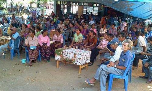Suasana diskusi kampung oleh Anggota Kelompok Tani Lewerang, di Desa Tuwagoetobi, Kecamatan Witihama, Adonara, Kabupaten Flores Timur-NTT. (foto : maksi masan kian)