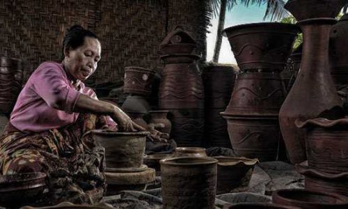 Seorang pengrajin Gerabah di Desa Banyumalek (foto : elika shinta)