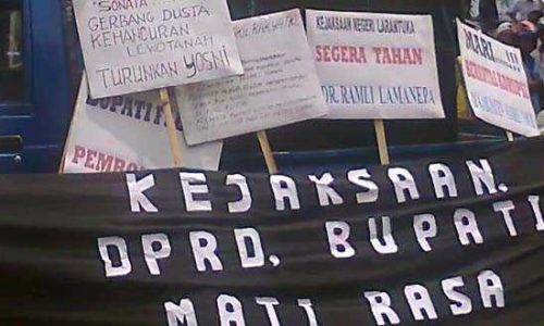 Spanduk Kejaksaan Mati Rasa dalam Aksi GERTAK di Larantuka (Foto: maksi)