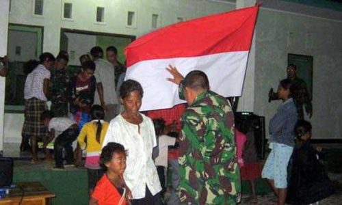 Tentara RI di Perbatasan RI-RDTL berbaur dengan warga di perbatasan. (foto : sandro wangak)