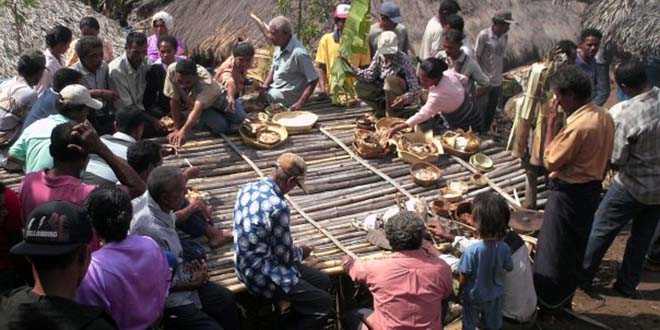Upacara adat di korke (mesbah-Red) di Kampung Adat Lewohala (foto : Gaby Wangak)