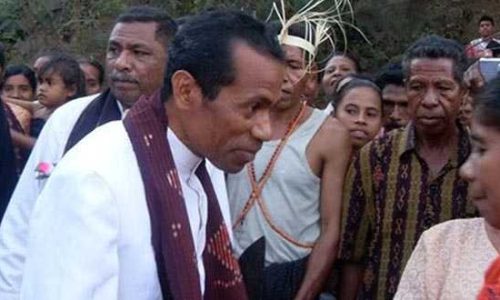 Br. Gabriel K. Wangak, SVD (kiri)