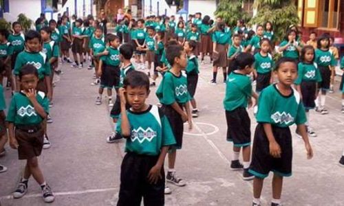 Anak-anak sekolah berjoget goyang caesar.