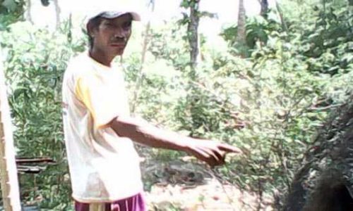 Yulius tua di depan rumahnya