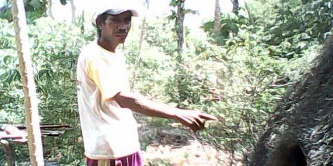 Yulius tua di depan rumahnya