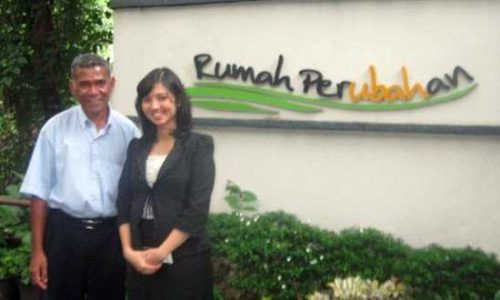 Kamilus Tupen Jumad di depan Rumah Perubahan, Rhenald Kasali (ist)