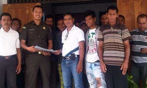 Masyarakat Desa Tesabela menyerahkan berkas pengaduan di Kejaksaan Rote Ndao (lebatukan)