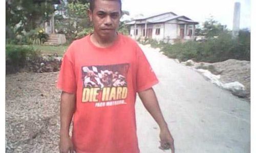 Oktovianus Okto, seorang warga sedang menunjukkan proyek jalan