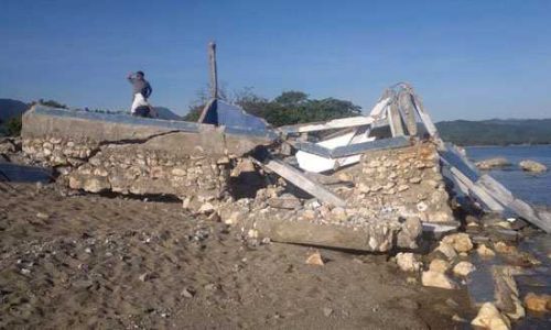 Proyek yang tebengkelai di Manggarai Timur (foto Richard Kandy)