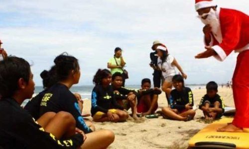 Sinterklas sedang memberikan pengarahan kepada siswa di Pantai Kuta sebelum Surfing (ist)