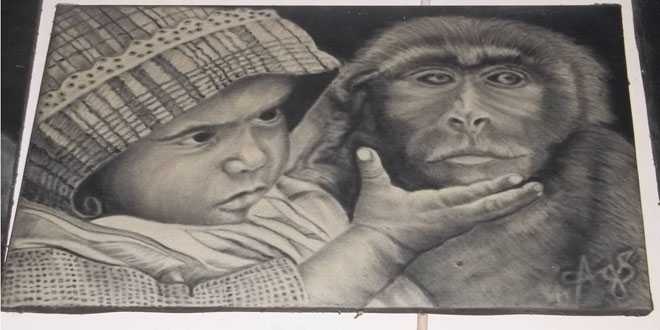 seorang anak sedang bermain dengan seekor monyet, karya Om Naryo (foto guritno)  