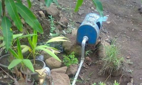 Intalasi pipa dan Meteran PDAM di Kota Larantuka (foto maksi masan)