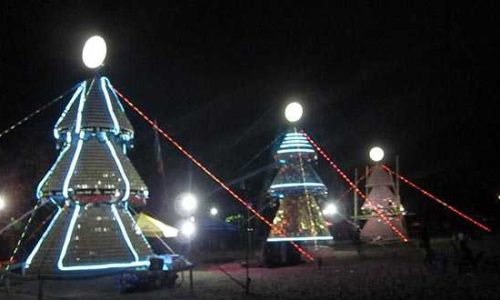 pohon natal di pantai kuta 2013