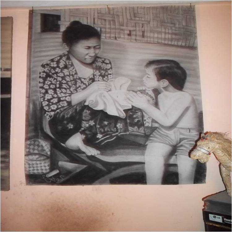 Seorang ibu yang tengah menjahitkan kancing pada seragam putih anaknya yang mungkin masih duduk di sekolah dasar, karya lukisan Om Naryo  (foto : guritno)