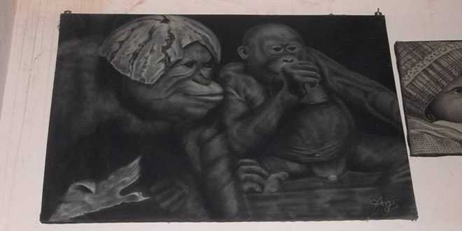 seperti seekor monyet yang menggunakan buah semangka untuk mendinginkan kepalanya, karya om naryo (foto guritno)