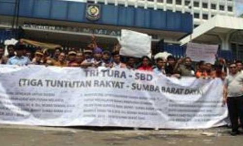 Aksi damai warga SBD I depan Depdagri (ist)