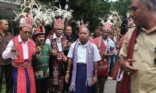 Bupati Alor Simeon Pally (berbaju motif hijau) ikut menari Lefo-lego saat menyerahkan dokumen DOB Pantar di Halaman Gedung DPRD (foto : lebatukan)