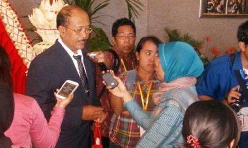 I Dewa Nyoman Patra, saat memberikan keterangan kepada wartawan (foto: sandrowangak)