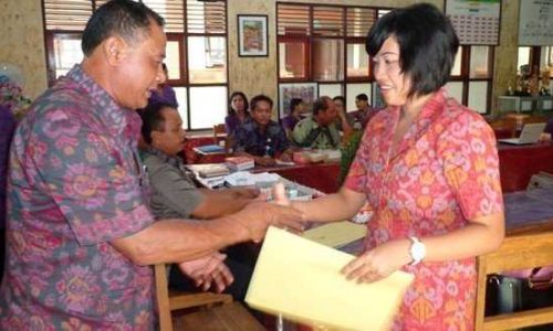 Kepala SD 1 Peguyangan menyerahkan MoU kepada perwakilan sepuluh sekolah imbas (foto: luh dias)