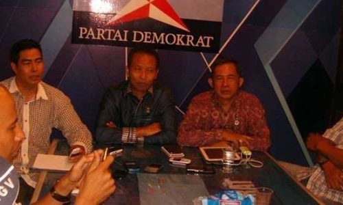 Made Mudarta, (tengah) Ketua DPD Demokrat Bali saat memberikan keterangan pers di Sekretariat DPD Demokrat Bali (foto: sandrowangak)