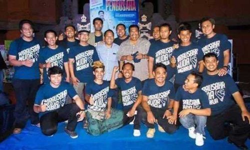 Pengusaha Muda Singaraja foto bersama Putu Agus Suradnyana usai seminar (foto: doc.wms)