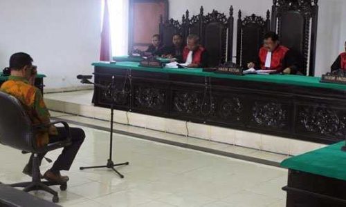 Ramly Lamanepa (membelakangi kamera) saat menjalani siding di Pengadilan Tipikor Kupang (foto: lebatukan)