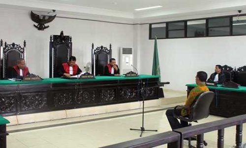 Ramly Lamanepa saat menjalani sidang di Pengadilan Tipikor Kupang (Foto: lebatukan)
