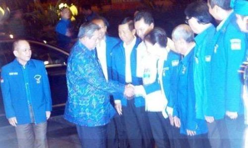 SBY saat menjabat tangan petinggi Demokrat dan Gubernur Bali, Made mangku Pastika di Nusa dua Bali (foto: sandro wangak)