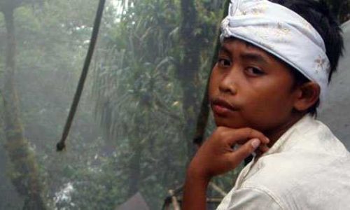 Seorang anak Bali menggunakan Udeng sedang berpikir tentang nasibynya (foto: sandrowangak)
