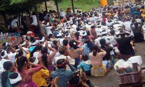 Umat Hindu Bersembahyang di Pura Telaga Mas