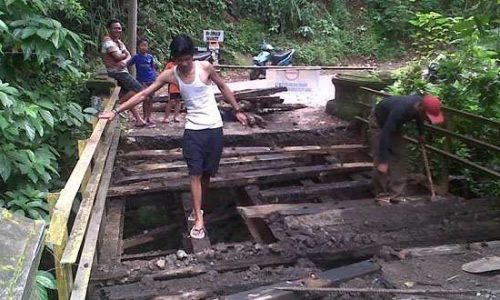 Jembatan di Jinengdalem yang ambrol (foto: mingming)