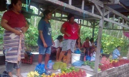 Beberapa pedagang di rumah klawat boru sedang menjajakn buah-buahan (foto: maksimasankian)