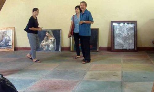 Beberapa pengunjung sedang melihat pameran imajirupa mahasiswa FSB IKIP PGRI Bali-PASER di Maha Art Galeri (foto: sandrowangak)