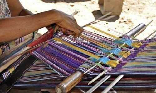 Inilah Cara menenun Wanita di Timor