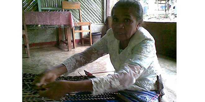 Jublina Ibu sedang menenun di rumahnya (Foto : goristakene)
