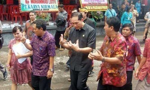 Ketua Forum Pasar Tradisional Kota Denpasar, Nyoman Suwarta sedang sedang memberikan penjelasan kepada Muhammad Lutfi terkait perkembangan Forum Pasar Tradisional (foto: sandrowangak)