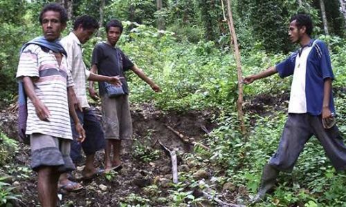 Longor akibat pertambangan Batu Mangan di Lahurus (foto : feliksali)