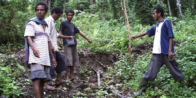 Longor akibat pertambangan Batu Mangan di Lahurus (foto : feliksali)