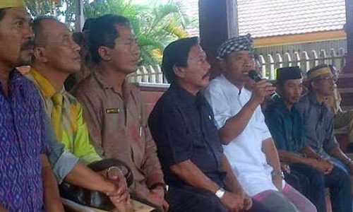Made Arjaya, (Mengenakan Udeng) Ketua Komisis I DPRD Bali saat tatap muka bersama warga Bugis Serangan beberapa waktu lalu (ist)