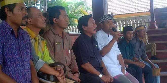 Made Arjaya, (Mengenakan Udeng) Ketua Komisis I DPRD Bali saat tatap muka bersama warga Bugis Serangan beberapa waktu lalu (ist)
