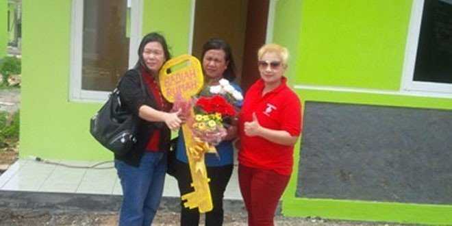 Manager Jakarta Elektronik Kupang, Tan Mei Lan (kiri) dan Marketing Officer Spektra Multi Financing Kupang, Endah Puspitosari (kanan) foto bersama pemenang hadiah utama undian Banjir Hadiah Elektronik, Erry Y. T. Bessie, S.Pd (tengah) di halaman rumah di Blok W Kompleks Perumahan Metani Kupang.